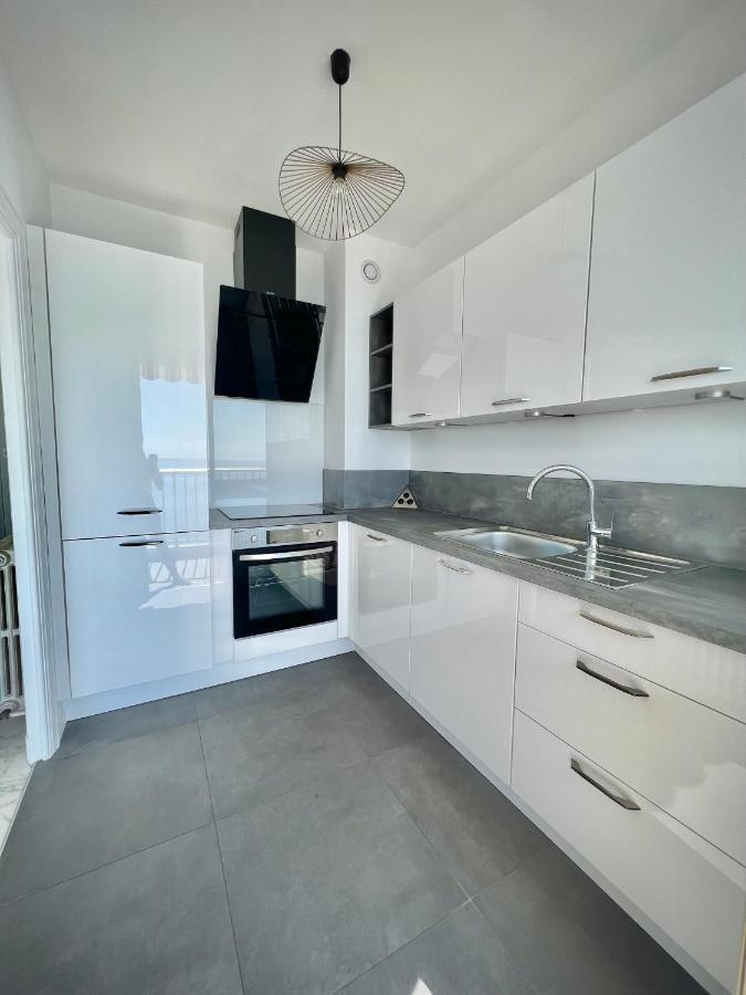 Seaviews By Jenni Menton, La Suite, Superbe Front De Mer, Top Emplacement Avec Terrasse Et Parking! Eksteriør billede