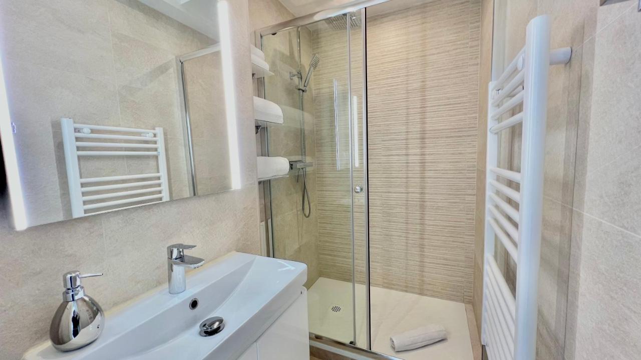 Seaviews By Jenni Menton, La Suite, Superbe Front De Mer, Top Emplacement Avec Terrasse Et Parking! Eksteriør billede